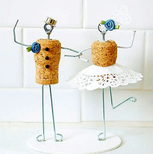 Если вы тип, который скорее подойдет для чего-то милого и сумасшедшего, тогда вам это понравится. Эта прекрасная пара представляет жениха и невесты. У каждого из них есть тело, сделанное из винной пробки, а их руки и ноги сделаны из проволоки. У жениха есть шляпа и бутоньерка, а невеста - прекрасное белое платье. Доступно за 90 долларов.