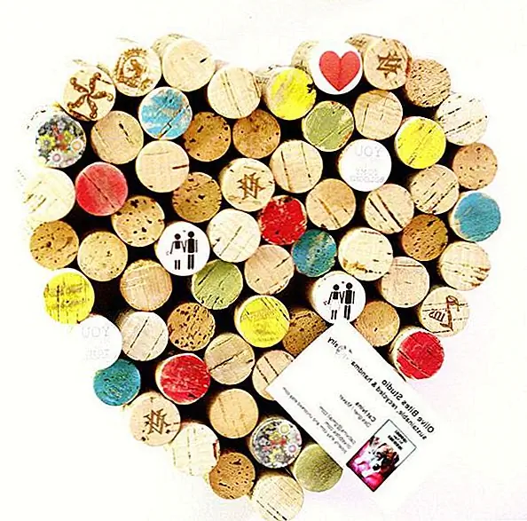 Еще одна интересная идея для свадебного приема - это иметь доску, на которой каждый может повесить свои сообщения. Вы можете использовать винные пробки, чтобы сделать доску. Вам понадобится дюжина пробок, но все это будет выплачено, когда пробковая доска будет завершена. Сердечная форма также будет символом любви. Доступно за 28 $.