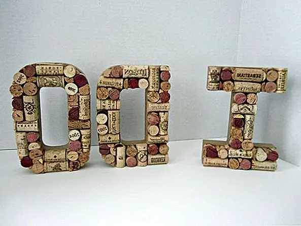 Поскольку «Я делаю» - это звездные слова вашего свадебного дня, почему бы не сделать их звездами вашего свадебного приема? Вы можете отобразить эти пробковые буквы на столе для напитков или где-нибудь еще, где все могут их увидеть. Это очень интересный способ отпраздновать этот особый день. Доступен за 65 $.