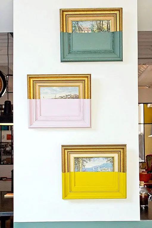 Если вы наткнулись на некоторые «драгоценные камни» старого искусства, которые нуждаются в современном повороте, эта идея фантастическая. Слейте примерно половину картины, включая рамы, и краску для распыления в ярких тонах. Результат причудливый, напуганный и потрясающий. {Найден на insidecloset}.