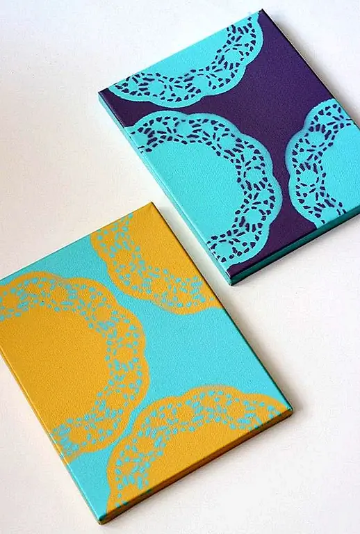 Распылите краску базового слоя (цвет вашего цветка) на нанизанную холщовую доску. Положите салфетку (или силуэт по вашему выбору) сверху, когда краска высохнет, затем распылите краску «фона» над салфеткой, чтобы создать большое, минимально-современное цветочное искусство. {Найдено на goldlininggirl}.