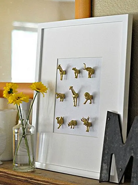 Разрежьте различные пластиковые игрушки для животных наполовину (убедитесь, что они имеют одинаковый размер), затем распылите их все одинаковыми цветами. Смонтируйте их в рамку, как здесь. Много белого пространства и изворотливого контента делают это современное стеновое искусство чем-то вроде фрагмента беседы, одинаково выглядящего как дома, так и в детском или взрослом помещении. {Найден на арфистах}.