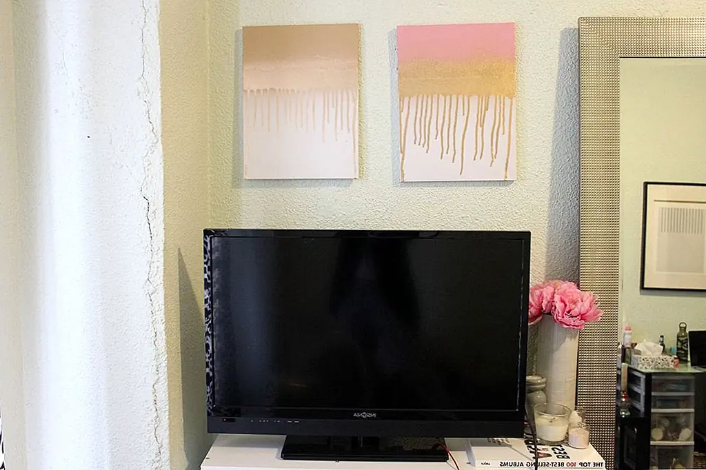 На вашем полотне краска (с акрилом или латексом) - короткая полоса на верхней трети до половины вашего холста. Затем, с вертикальным холстом, распылите пару проходов металлической аэрозольной краски и дайте ей капать оставшуюся половину вашего холста. Законченный результат - абстрактный и странно терапевтический. {Найден на tlisted}.