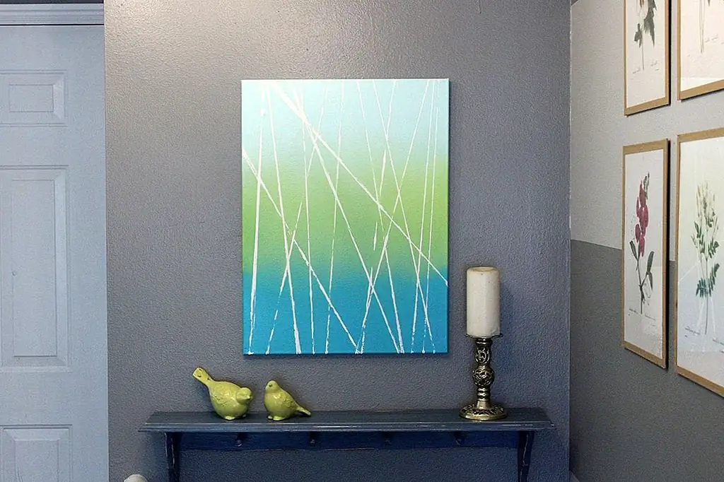 Пристегните ленту какой-то широкой нитью или нитью на кусок холста, от конца до конца и под разными углами. Выберите цвета красок для распыления, которые сделают прекрасный эффект ombre, затем тщательно распылите кусок в трети, с нежным перекрытием цветов, чтобы имитировать омбре. Затем удалите строку для абсолютно современной части искусства стены.