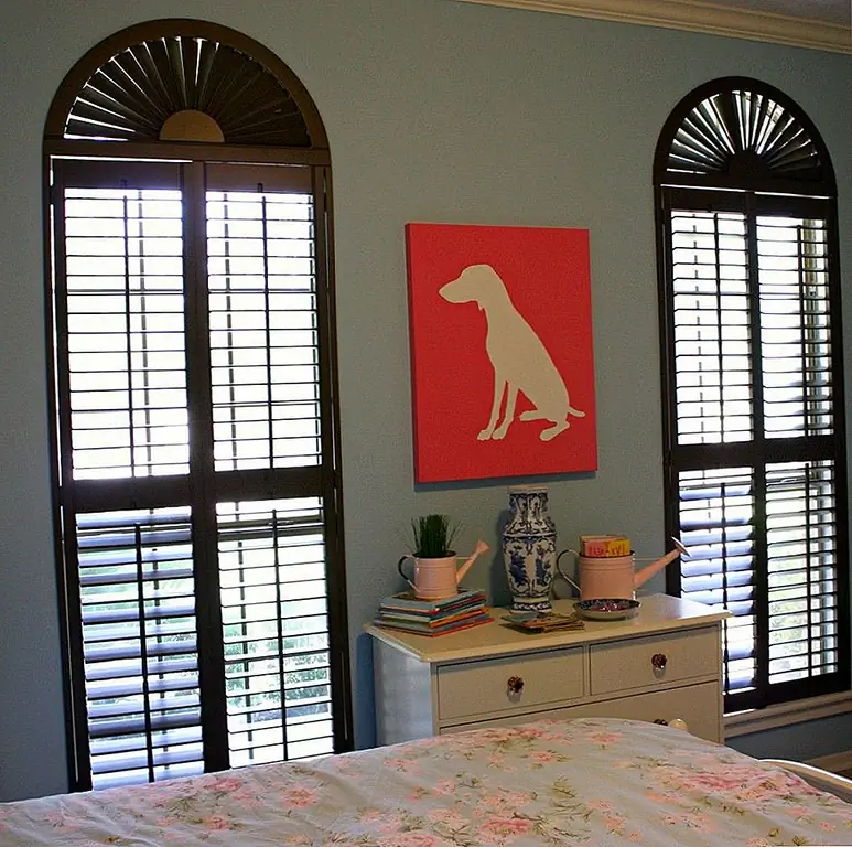 Найдите фотографию любимого питомца, где его силуэт узнаваем, и взорвите его. Вырежьте силуэт, затем осторожно центрируйте его и наклейте на предварительно окрашенный холст. Распылите краску вашего любимого цвета вокруг силуэта, стараясь быть осторожным при работе с легкими штрихами, чтобы свести к минимуму кровотечение. Очистите силуэт и наслаждайтесь своим современным художественным почтением к важному «семейному» члену.