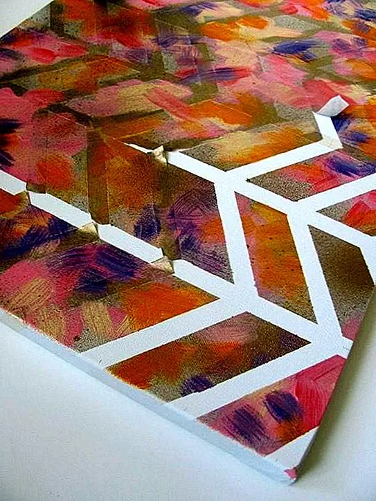 Хотя этот пример показывает цвета с мазками кисти, тот же эффект может быть достигнут с помощью распылительной краски. Разместите малярную ленту в геометрическом дизайне (эта елочка фантастическая), затем распылите краску случайных «штрихов» в вашей цветовой гамме. Очистите ленту, когда вы сохнете, и вы создали для себя великолепный кусок настроенного современного настенного искусства.