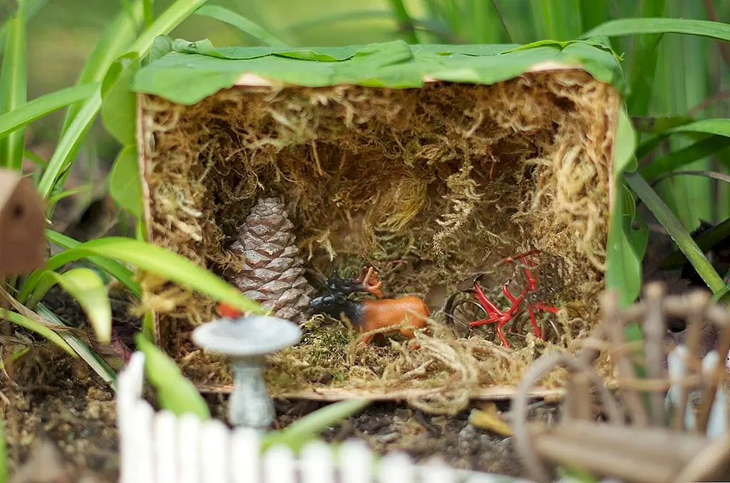 Не стесняйтесь, чтобы ваши дети помогли вам создать этот волшебный рай. Дайте им картонную коробку, чтобы они могли превратиться в сказочную сцену или дом для сада. (через Маленький Монстр)