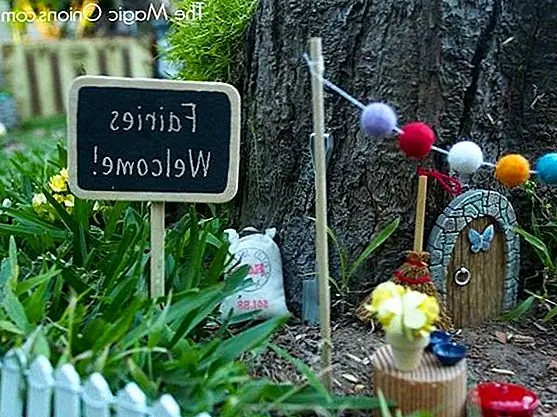 Иногда лучшие сказочные сады расположены в ландшафте, который у вас уже есть. Поместите дверь у основания дерева, и вдруг это теневое пятно станет настоящим кукольным домом. Просто убедитесь, что у него есть граница, поэтому газонокосилка не пережевывает все ваши волшебные акценты. (через Волшебный Лук)