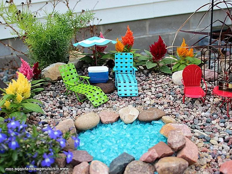 Мне также нравится идея моделирования вашего сказочного сада после вашего собственного двора. Найдите мини-версии вашего ландшафтного дизайна, добавьте бассейн и заложите волшебный внутренний дворик для своих детей, чтобы посмотреть на волшебные крылья. (через Miniature Garden Shoppe)