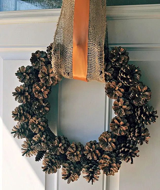 Pinecones - еще один маленький кусочек природы, который мы можем использовать в нашем осеннем украшении, и вы даже можете завести детей на нем. Пусть маленькие собирают сосиски, а затем вы берете на себя ответственность за склеивание и изготовление самого венка. Каждый будет гордиться групповыми усилиями. (через Keep Calm and Decorate)