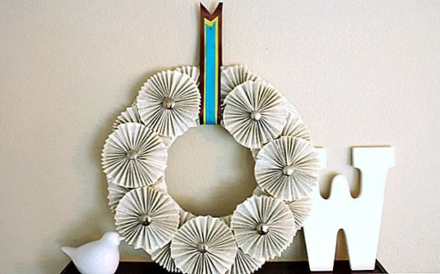 Предупреждение. В следующий раз, когда вы начинали в магазине бережливости, возьмите старую книгу с пожелтевшими страницами. Вы можете использовать бумагу, когда вернетесь домой, чтобы сделать этот красивый книжный венок. Бонусные баллы, если вы используете некоторые с иллюстрациями в цветах Fall. (через декоративные обеденные подгузники)