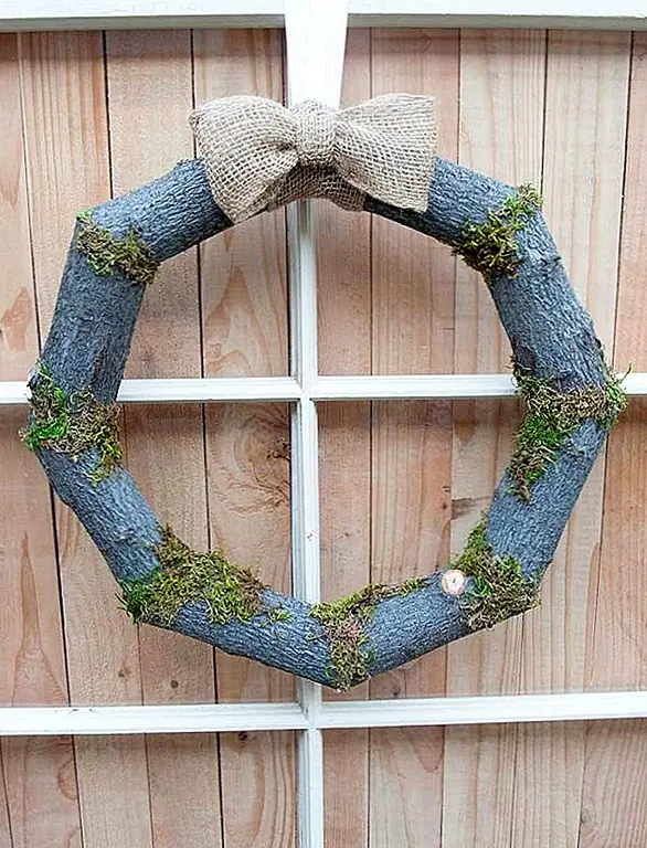 Мы уже говорили об использовании деревянных ломтиков для венка, но вы тоже можете использовать ветви! Если вы обрезаете несколько деревьев во дворе, держите часть дерева, чтобы сделать этот мшистый венок. Когда он сух, добавьте лук в сезонном цвете, и вам никогда не придется его снимать. (через A Houseful of Handmade)