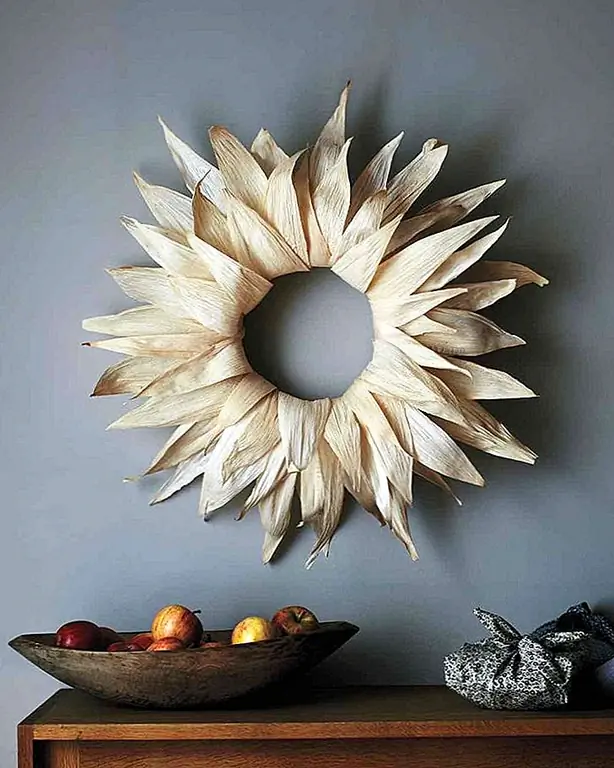Скажите мне, что я не единственный, кто восхищался визуальной красотой сушеной кукурузной шелухи … Если у вас есть они дуют по вашему двору или вы заходите на поле по дороге домой, вы можете легко сделать самый осенний чувственный венок когда-либо с этими золотыми хрустящими шелухами. (через Марту Стюарт)