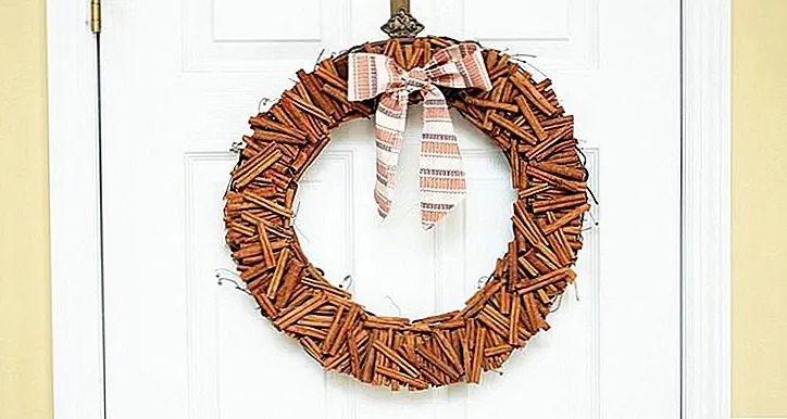 Корица счастливо является одним из ароматов осени. Этот простой венок с корицей будет приветствовать ваших гостей с уютным запахом, и все это красиво смотреть. Я могу гарантировать, что вы не будете возражать против создания этого венка, и ваши руки будут пахнуть, как корица. (через Crafts Unleashed)