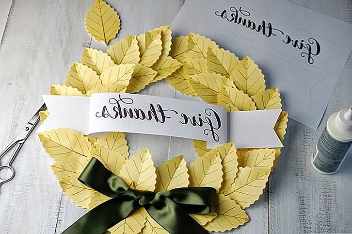 Короткое время, но долгое время на поставки корабля? Подготовьте руку для каллиграфии. Вы можете создать эту бумагу, оставляя венок из лома и вдруг все ваши друзья будут просить об этом. Вам нужно будет устроить венчание! (через St Judes Creations)