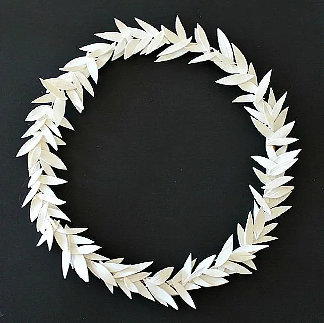 Возможно, вы ищете венок, уникальный как в средстве, так и в стиле. Это решит его для вас. Используйте глину, чтобы сделать эти оливковые листья, и у вас будет самый элегантный минималистический венок на блоке. (через Sparkle)