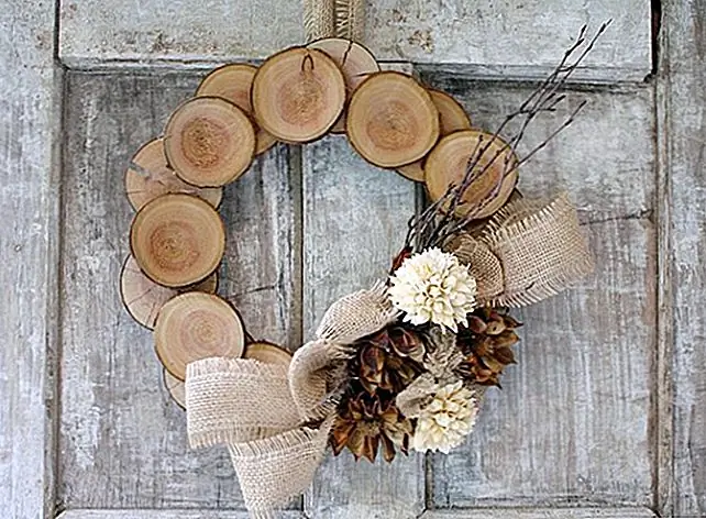 Да, использование деревянных ломтиков для проектов по-прежнему есть, а Fall - лучший сезон для этого. Украсьте воображаемый венок, как этот, лук и все, или оставьте его деревянными бревнами для падения и добавьте красный лук на Рождество. Варианты безграничны. (через поиск домашних ферм)