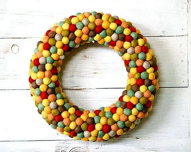 Вы навлечены на фальшивый шар? Это новая крафта, и все используют их для ковров и гирлянды, подставки и мобильные телефоны для детской. Так почему бы не использовать их, чтобы сделать красивый осенний венок? Он счастлив, он сезонный, и он дружелюбен к семье. (через Волшебный Лук)