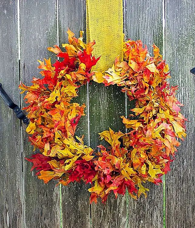 Славные цветные листья - это классический и готовый источник для декора Fall. Используя те, что есть на заднем дворе, вы можете сделать красивый венок, чтобы повесить на входную дверь, и никто не будет недооценивать уют, который они обязательно найдут внутри. (через Design Improvised)