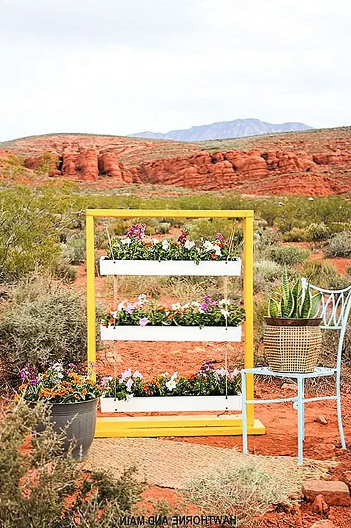 Вот прекрасная подставка для растений, которая добавит вам внешний декор внутреннего дворика. Мало того, что это даст вам всплеск цвета, это поможет вам немного уединиться. Какой бы цвет вы его не нарисовали, вам понравится наполнять его жизнью каждую весну. (через Хоторн и Майн)