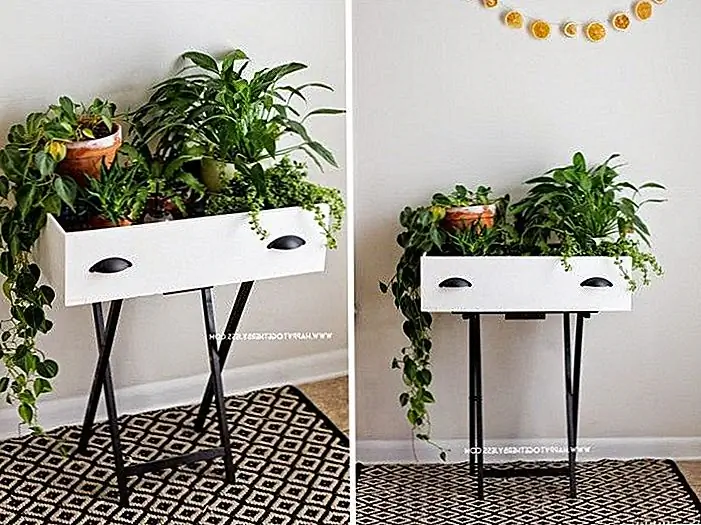 Прежде чем выбросить этот старый комод, сохраните ящик! Прикрепите его к столу для лотков, и у вас будет подставка для поддонов, которую вы можете наполнить зеленью. (через Happy Together)