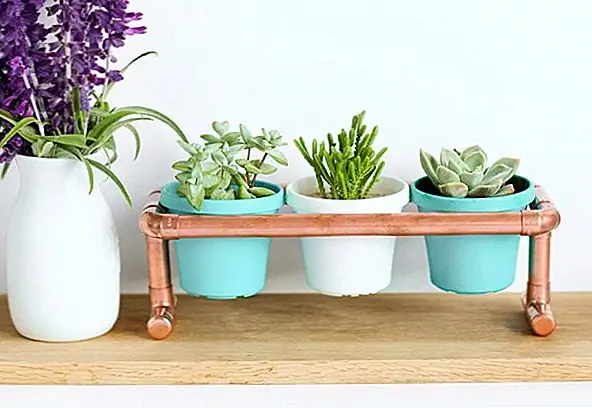 Ваш стол заслуживает некоторой зелени, если вы работаете в кабине или в домашнем офисе. Соедините эту небольшую медную трубную стойку, которая идеально подходит для удержания нескольких суккулентов. (через Pure Sweet Joy)