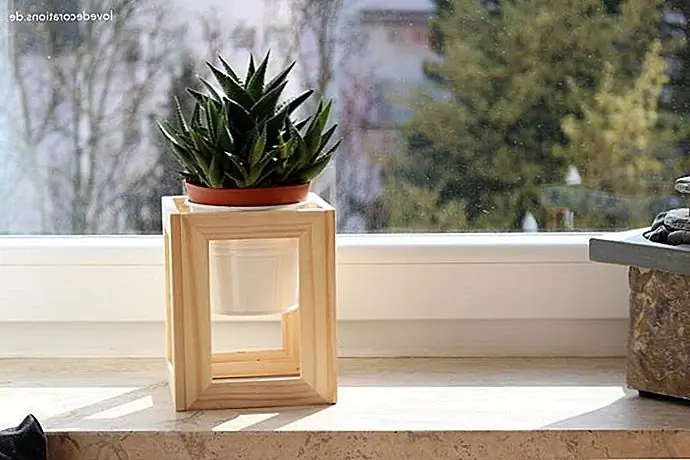 Я не мог устоять, в том числе и другой стенд с рабочим столом. Этот маленький куб - идеальная штука, чтобы добавить немного зелени и немного искусства на ваш стол. Нарисуйте его или окрасите его, если хотите изо всех сил. (через Love Decorations)