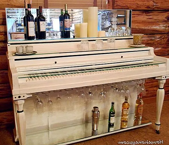Вам нужно будет сделать несколько небольших корректировок, и вы также можете дать ему новый слой краски, если хотите. Тогда пианино станет красивым акцентом для гостиной. Вы можете добавить нижнюю полку для хранения, а также стойку для очков над полкой. Накройте клавиши стеклянным верхом, чтобы вы могли использовать это как подготовительную поверхность.