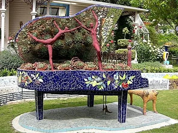 Очевидно, что можно настроить фортепиано во многих отношениях, если вы планируете вывести его на улицу. Одна идея - нарисовать его, чтобы он соответствовал окружающей обстановке. Вы также должны запечатать его, чтобы защитить его от влаги и дождя. Вы также можете наполнить его суккулентными растениями и украсить его красочной мозаикой.