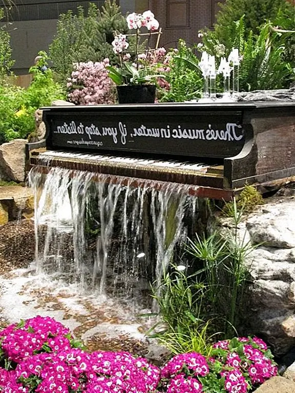 Если вы думаете, что растения не могут справиться с такой водой, вы можете помещать их в горшки. Есть еще одна идея, которую вы можете попробовать: превратить фортепьяно в фонтан в дополнение к тому, чтобы служить водопадом. Добавьте поэтическую цитату, чтобы сделать вещи еще лучше.