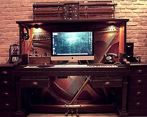 Еще одна отличная идея - перекомпоновать старое фортепиано в стол для вашего домашнего офиса. Преобразование может быть таким сложным, каким вы хотите. Вы можете добавить ящики для хранения и полки на новый стол и настроить его как компьютерный стол.