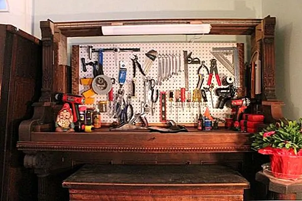 Если в вашей гостиной или домашнем офисе нет места или старого пианино, возможно, вы можете использовать его в гараже. Вы могли бы настроить пианино как хранилище для ваших инструментов. Установите на задней панели планшет и добавьте крючки для ваших отверток и прочего.