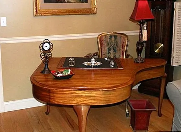 Альтернатива, если вы предпочитаете что-то меньшее и простое, - это вырезать пианино и использовать только переднюю часть. Поверните его в настенную полку или даже в консольный стол. Вы могли бы создать на нем фотографии или предметы коллекционирования.