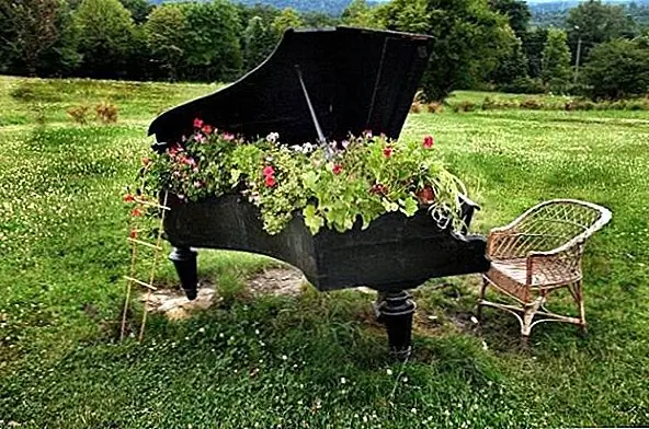 Если вы абсолютно хотите получить эту вещь из своего дома, возможно, вы сможете найти место для нее в саду. Его можно было бы переделать в плантатор, и он выглядел бы действительно красивым, артистичным даже. В этом нет необходимости вносить какие-либо изменения в это.
