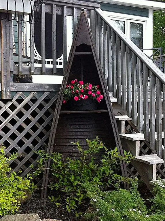 Еще один очень интересный способ, которым вы можете использовать каноэ в качестве украшения для сада, - это сидеть и вывешивать цветы. У вас даже будет полка.