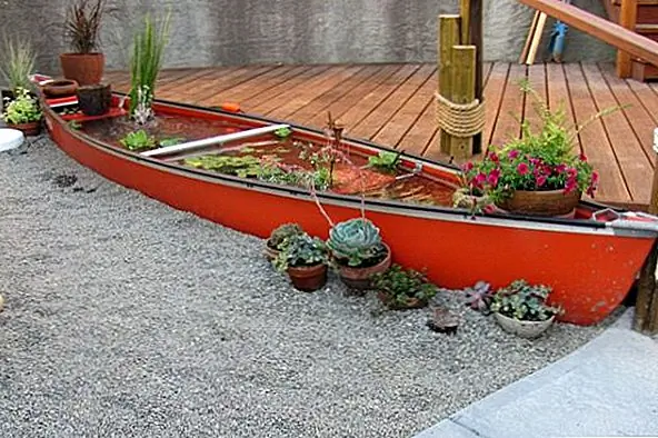 Хотя каноэ спроектировано так, чтобы не пропускать воду, вы можете попробовать другой подход и превратить его в очень оригинальный пруд. Заполните его водой и добавьте несколько растений и натуральных украшений.