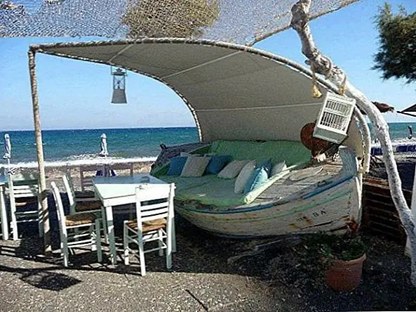 Каноэ выглядело бы естественным на берегу или вблизи озера, и он позволяет использовать его для всех видов интересных проектов. Например, вы можете превратить каноэ в кушетку. Просто найдите способ прикрепить «крышу», которая защитит вас от солнца.