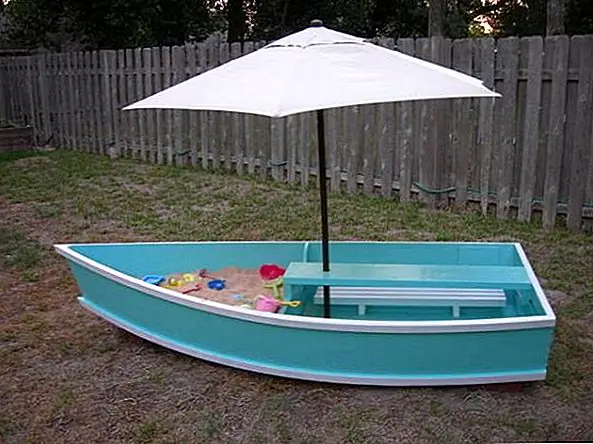 Еще одна прекрасная идея - превратить каноэ в детскую площадку для детей. Вы можете превратить его в песочницу, и вы можете даже иметь приятную зону для отдыха, чтобы вы могли использовать ее, наблюдая за детьми или за их использование.