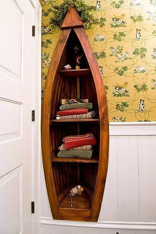 Внутри дома вы могли бы встроить каноэ в стену ванной. Поверните его в открытый шкаф с полками для полотенец и других предметов первой необходимости.