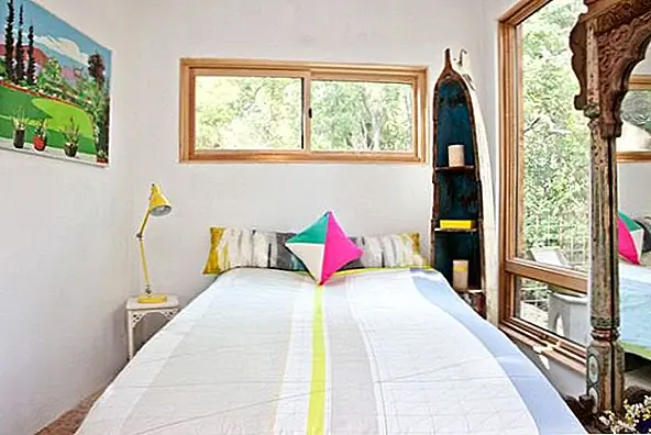 Вы также можете включить каноэ в декор вашей спальни. приложите его к стене рядом с кроватью и используйте ее как тумбочку или миниатюрный книжный шкаф для вещей, которые вы любите читать перед сном.