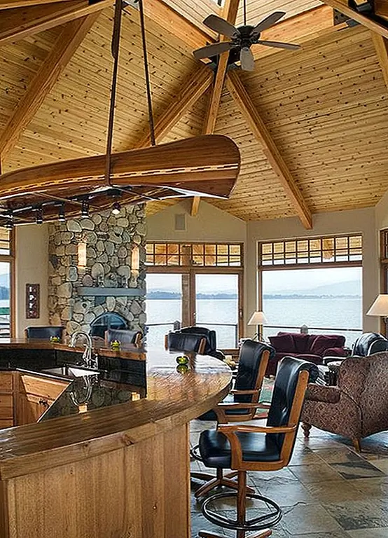 И тогда есть еще одна возможность: повесить байдарку с потолка, перевернув вверх. Поверните его в уникальную осветительную арматуру для пространства с высокими потолками.