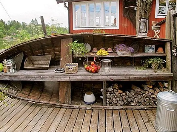 Каноэ, которое слишком велико, можно сократить до размера. Вы также можете позиционировать его так, как вам нравится. Это старое каноэ выглядит впечатляюще на этом крыльце. Он используется для хранения и в качестве счетчика.