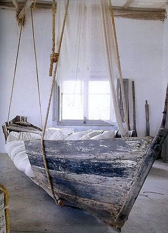 Но как насчет того, чтобы вы оставили каноэ, так как оно ничего не меняет, а вы просто повесить его с потолка? У вас будет очень расслабляющая качающаяся кровать, как гамак, но гораздо более потрясающий.