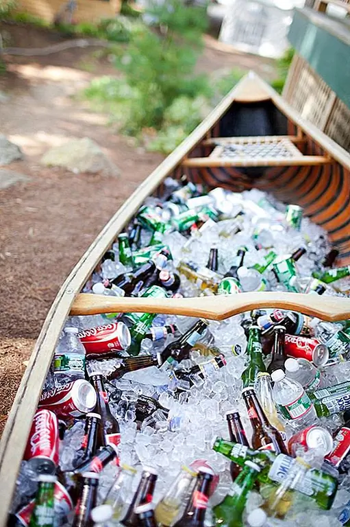 К настоящему времени творческий ум уже думал об этой идее. Вы можете взять старое каноэ, выставить его во дворе или в саду, наполнить его льдом и использовать его в качестве кулера для летних вечеринок.