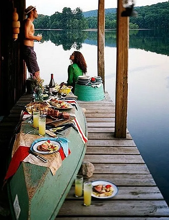 Вот еще одна очень простая и оригинальная идея: если вы перевернете каноэ вверх ногами, вы можете использовать его в качестве стола. Наслаждайтесь этим на собственном озерном объекте, любуясь окружающей природой.