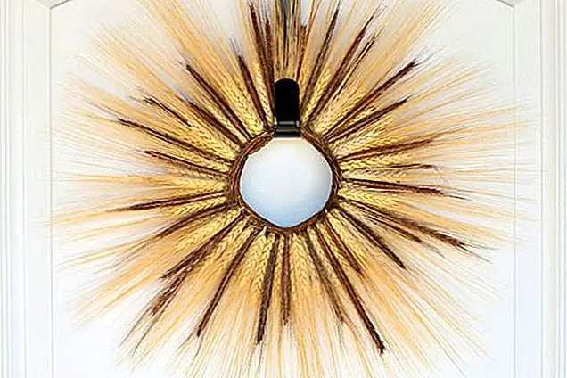 Возможно, вы уже видели пшеничные венки. Они классика падения, которую вы просто не можете победить. Но баннер добавляет немного персонализации. Он может читать «Счастливое падение» или «Дарить благодарность» или «Добро пожаловать» или что угодно, чтобы приветствовать своих гостей. (через A Houseful of Handmade)