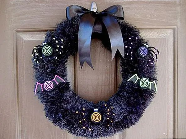 Это не Хэллоуин, но вы можете начать делать свои украшения один за другим, чтобы быть уверенным, что вы сделали вовремя. Венок - это простой проект, и это тоже элемент, который выглядит красиво на входной двери независимо от случая. Если вы сделаете венок Хэллоуина, у вас будет больше времени, чтобы потратить на ваши другие украшения. Материалы, которые вам нужны для этого, представляют собой соломенный венок, какой-то черный мех, толстую черную атласную ленту и некоторые украшения для паука и летучей мыши. Сначала нанесите слой черной аэрозольной краски на форму венка. Затем оберните вокруг него черный мех. Оберните атласную ленту вокруг верха и сделайте лук. Прикрепите маленькие тематические украшения и повесьте венок на дверь. {Найдите на handmadehomebody}.