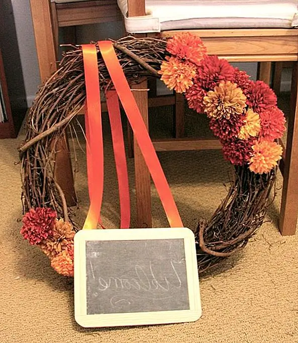Этот удобный венок очень прост в изготовлении и требует немного материалов. Вам нужен венок венок, мини-классная доска, катушка с лентой, некоторые проводные шелковые цветы и горячий пистолет для клея. Сначала отсоедините все цветы от стеблей и удалите лишние листья. Затем решите, где вы хотите, чтобы кучка цветов отправилась венок. Вставьте проволочные стебли через венок и смешайте цвета. Вы также можете сделать меньшую кучу цветов, если хотите. Сверните проволочные биты цветов и сложите их венок. Затем приклейте ленту к задней части доски и привяжите ее к венку. Вы можете написать дружеское сообщение на классной доске или что-то еще, что вы хотите. {Найдено на akitchentablefortwo}.