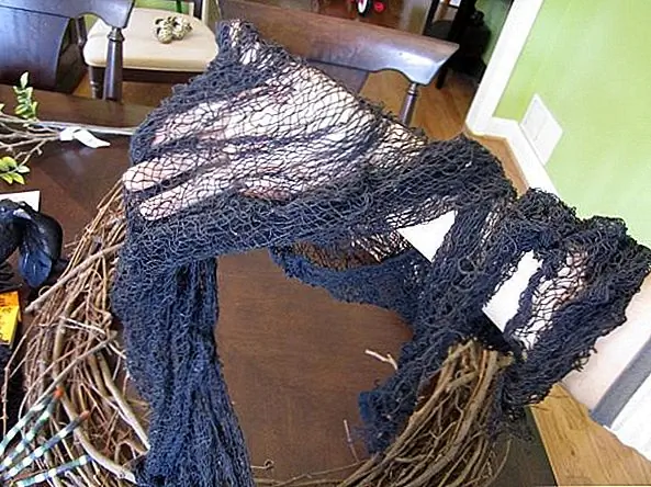 Это еще одна идея венок, которую можно считать частью двух категорий: осень и Хэллоуин. Для этого вам нужен большой большой виноградный венок, 2 цветочных стебля и 2 ягодных ветки, 2 черные птицы, пакет черной жуткой ткани, рулон оранжевой ленты и паука. Начните с упаковки венка черной тканью. Прикрепите цветы с помощью проволоки и накройте ее оранжевой лентой. У птиц также должны быть встроенные провода, поэтому просто вставляйте их в венки. Паук тоже должен быть легко добавлен. {Найден на mathewsfamilyhappenings}.