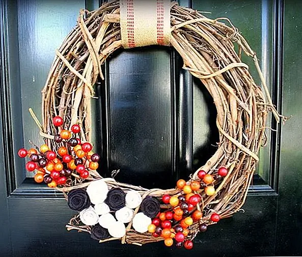 Этот проект немного сложнее. Это сделано не с листьями, а с ягодами и некоторыми другими элементами. Чтобы сделать подобный, вы должны начать с естественного влагалища, который вы можете купить или сделать самим. Вам также понадобятся некоторые ткани, такие как коричневый войлок, крем-войлок, зеленая ткань и ткань джута. Сделайте розеток из войлока и прикрепите их к венку. Добавьте некоторые ягоды здесь и там, а также сделайте несколько листьев из зеленой ткани. Должно быть много разных осенних цветов. Повесьте венок с джутовой лямкой, и все сделано. {Найден на burlapandlaceblog}.